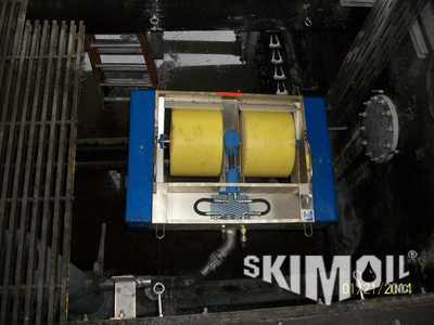 Air operated floating drum oil skimmer