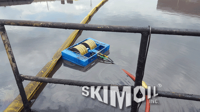 Air operated floating drum oil skimmer
